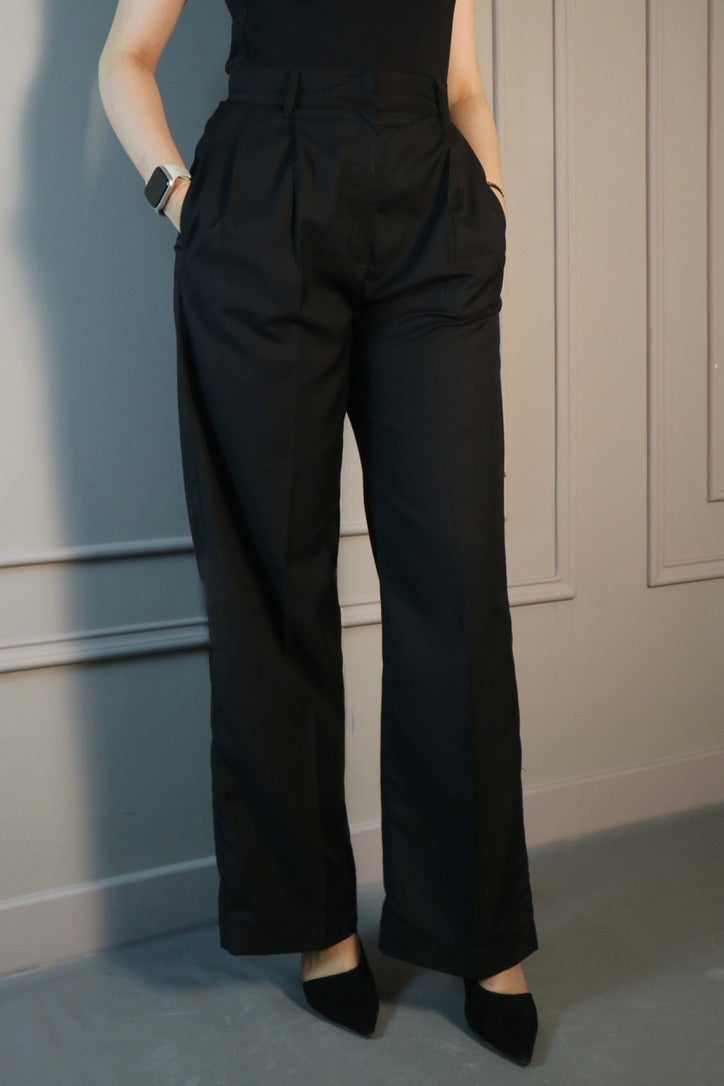 HIGH-WAISTED PLEATED PANTS IN BLACK