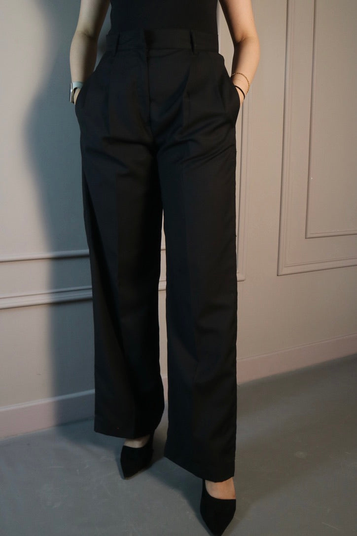 HIGH-WAISTED PLEATED PANTS IN BLACK