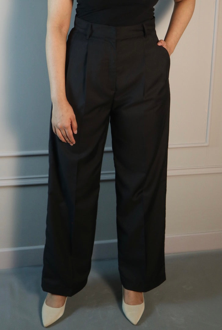 HIGH-WAISTED PLEATED PANTS IN BLACK