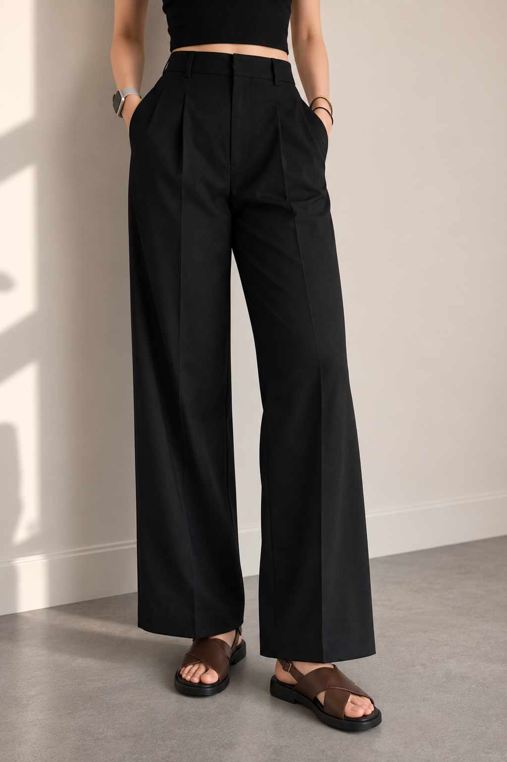 HIGH-WAISTED PLEATED PANTS IN BLACK