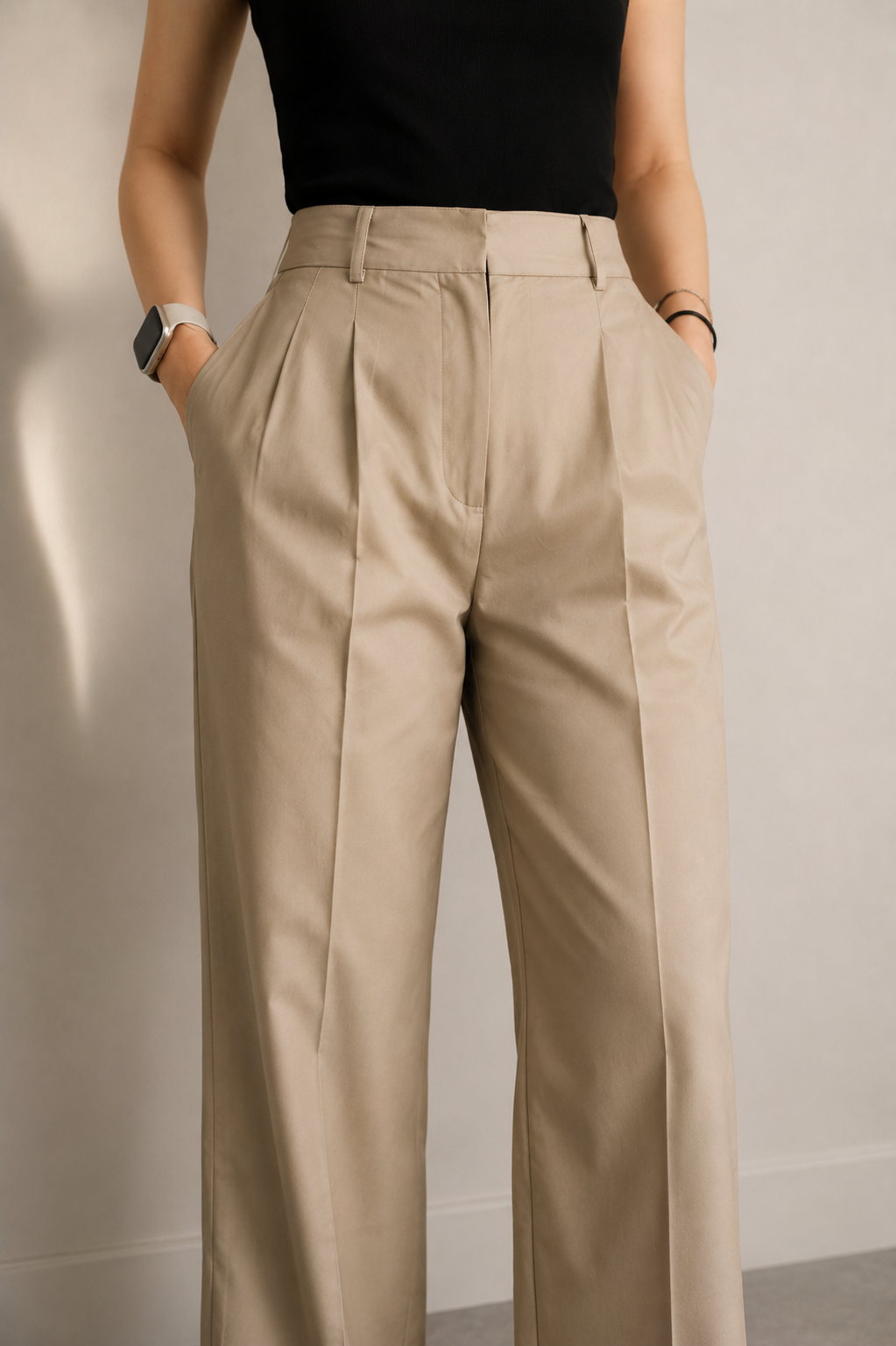 HIGH-WAISTED PLEATED PANTS IN IVORY WHITE