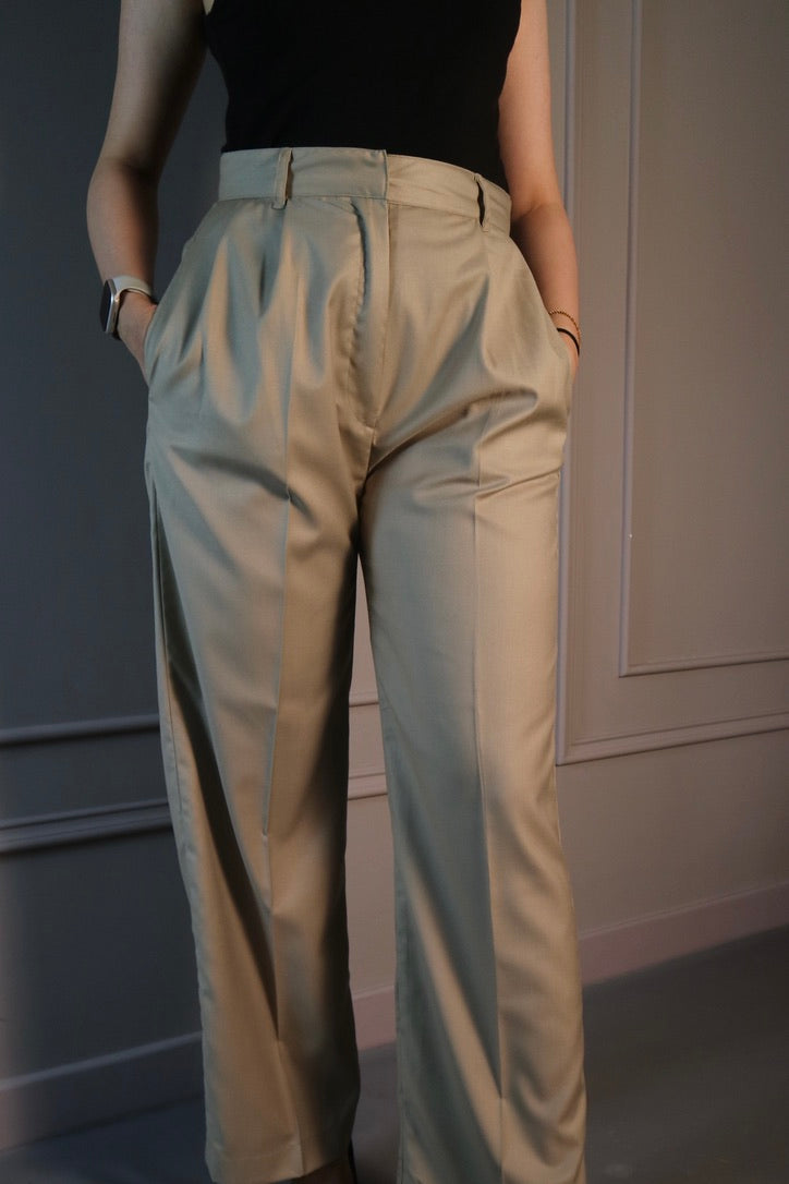 HIGH-WAISTED PLEATED PANTS IN IVORY WHITE