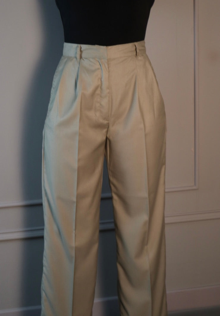 HIGH-WAISTED PLEATED PANTS IN IVORY WHITE